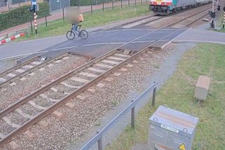 Nizozemský cyklista na přejezdu nedbal na závory, před vlakem ujel jen velmi těsně - Novinky